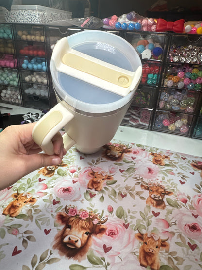 40 oz tumbler w/straw - Oatmilk w/dark cream